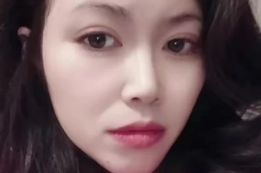 曝肯豆与《亢奋》男主恋情消息人士透露：“在过去的几个月里他们一直在交往互相了解”